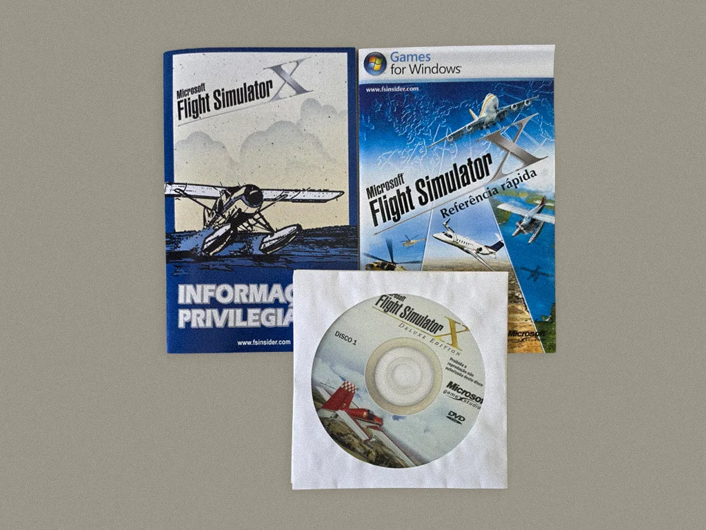 Microsoft Flight Simulator X Deluxe Edition box contents, photo 1 of 4