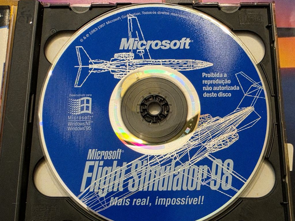 Microsoft Flight Simulator 98 (Brazilian Portuguese) box contents, photo 2 of 4