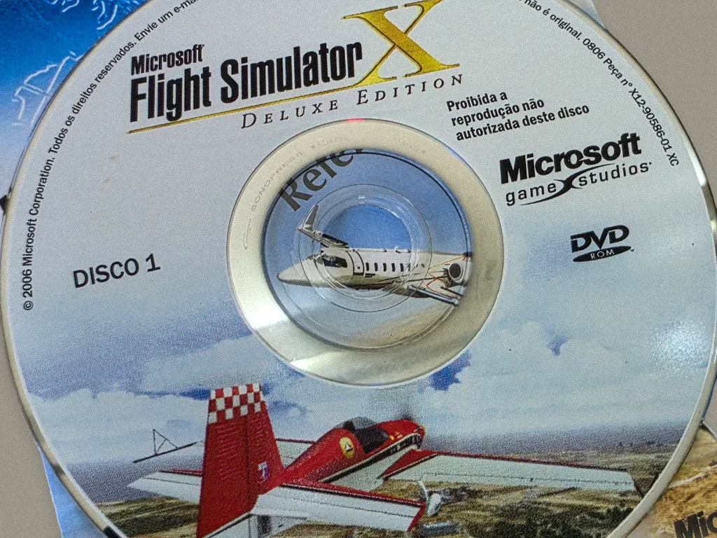 Microsoft Flight Simulator X Deluxe Edition box contents, photo 3 of 4